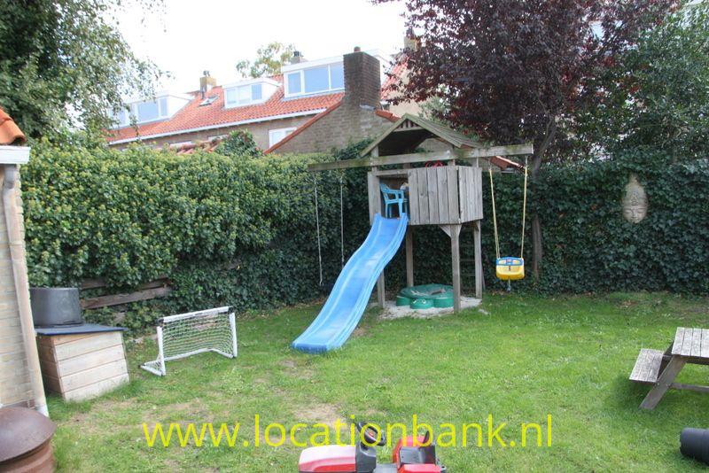 tuin met kinder glijbaan