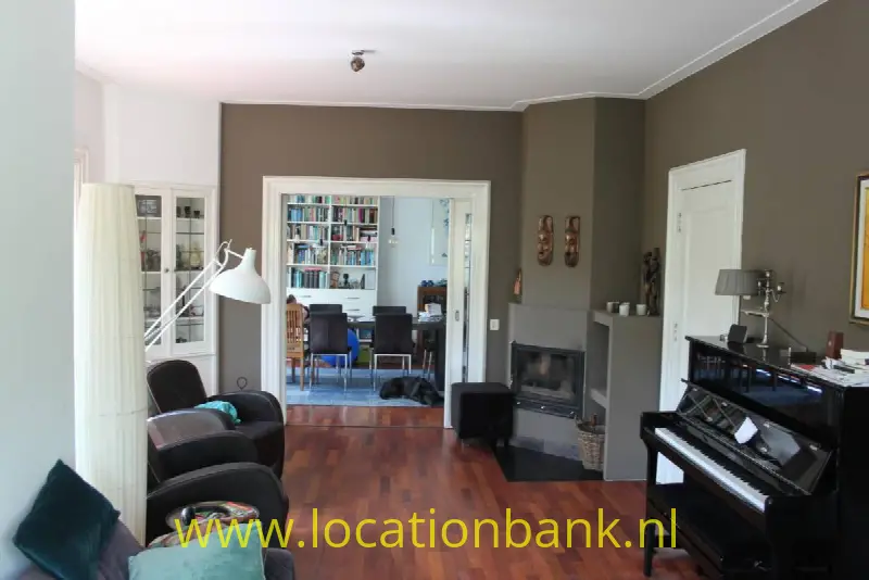 woonkamer met piano