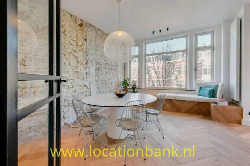 moderne woonkamer met rauwe baksteen muur