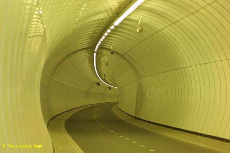 Moderne tunnel een baans weg