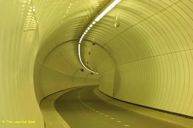 Moderne tunnel een baans weg