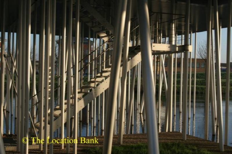 Modern High Tech alluminium gebouw op palen