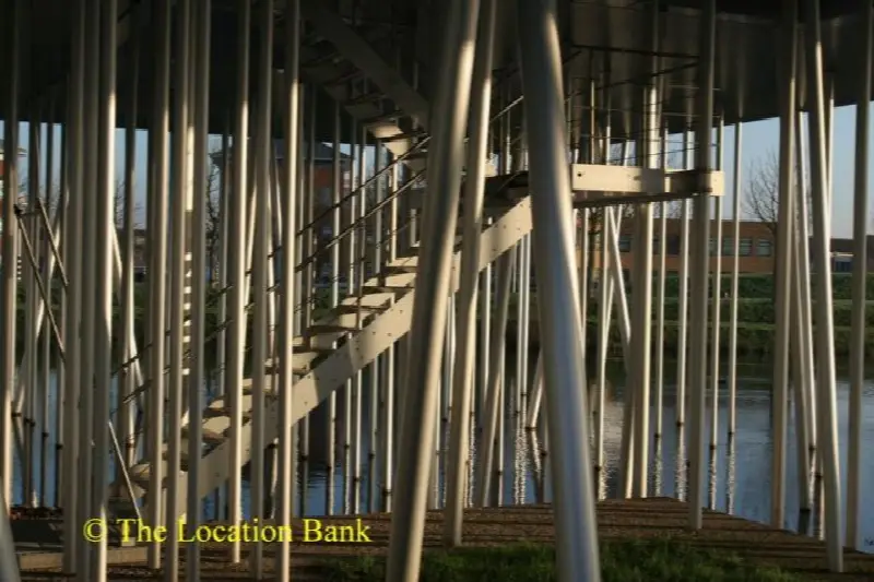 Modern High Tech alluminium gebouw op palen