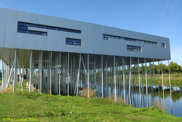Modern High Tech alluminium gebouw op palen