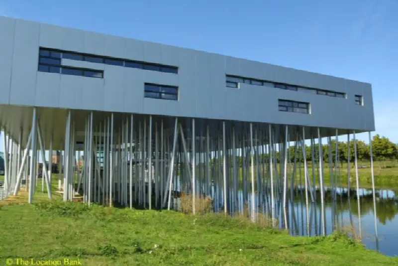 Modern High Tech alluminium gebouw op palen