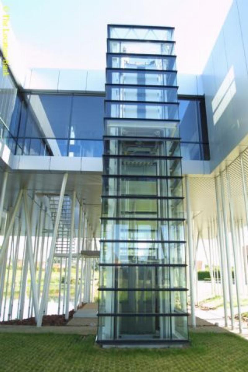 Modern High Tech alluminium gebouw op palen