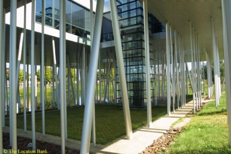 Modern High Tech alluminium gebouw op palen
