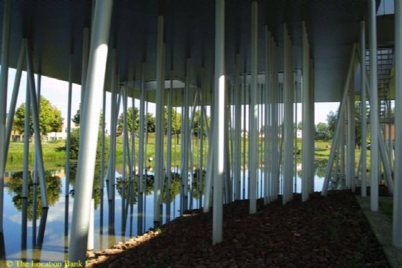 Modern High Tech alluminium gebouw op palen