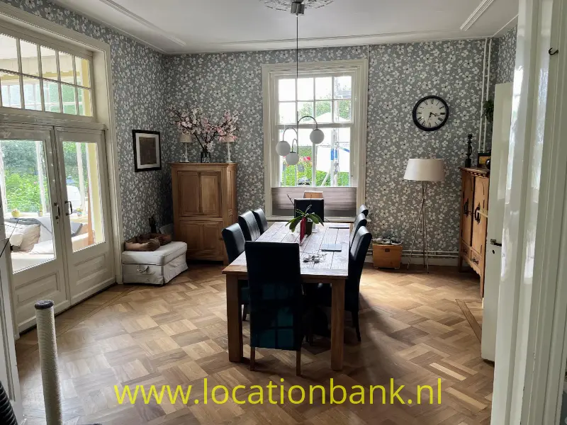 woonkamer met parketvloer