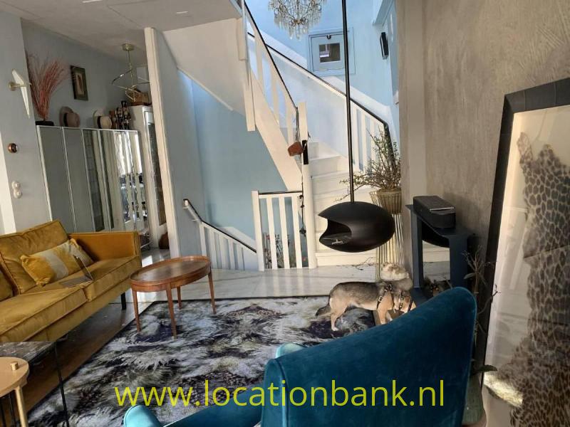 huiskamer met trap