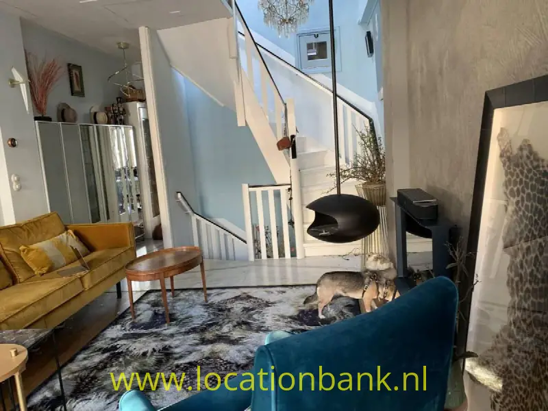 huiskamer met trap