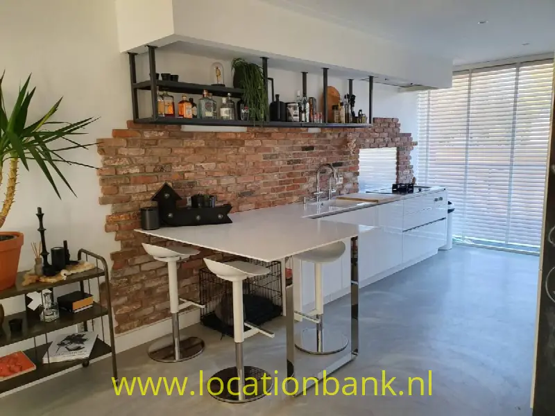keuken met bakstenen muur