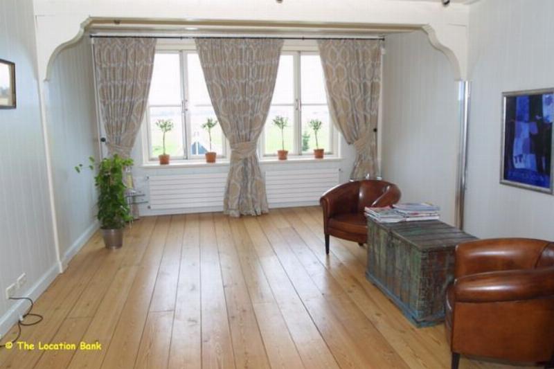 Huiskamer / woonkamer met houten vloer