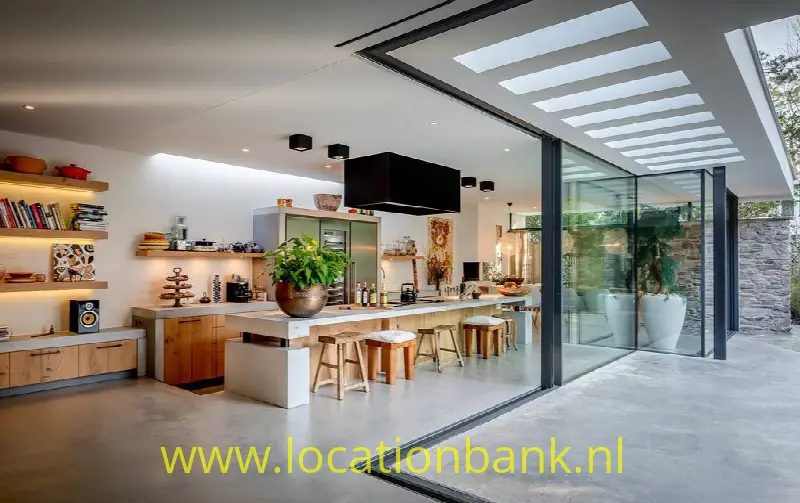 open keuken met glazen pui