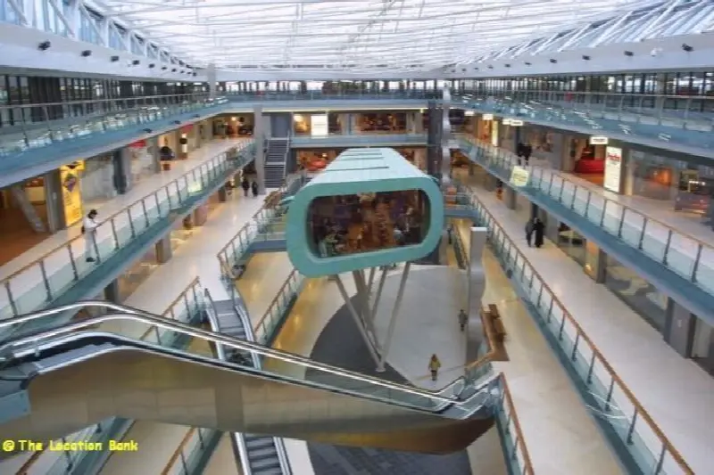 Modern overdekt winkelcentrum met roltrappen