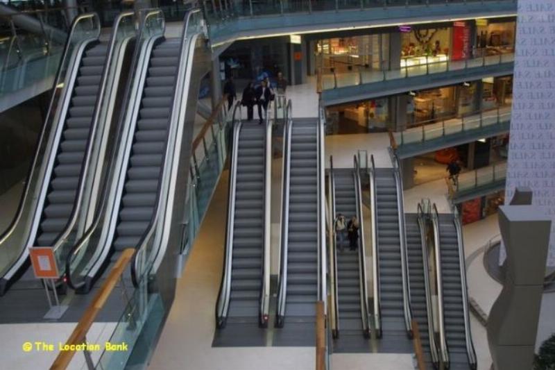 Modern overdekt winkelcentrum met roltrappen