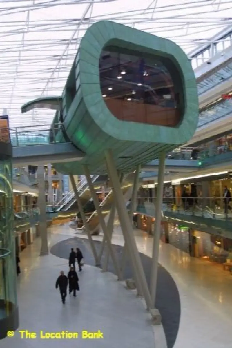 Modern overdekt winkelcentrum met roltrappen