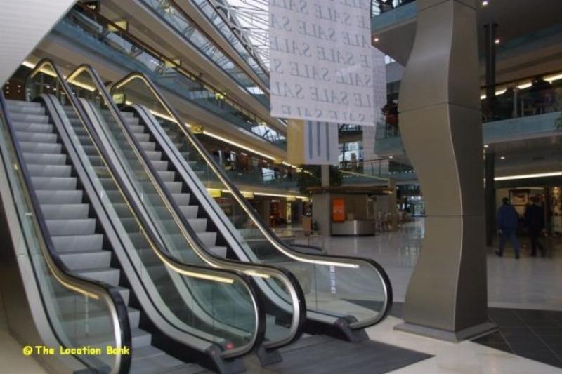 Modern overdekt winkelcentrum met roltrappen