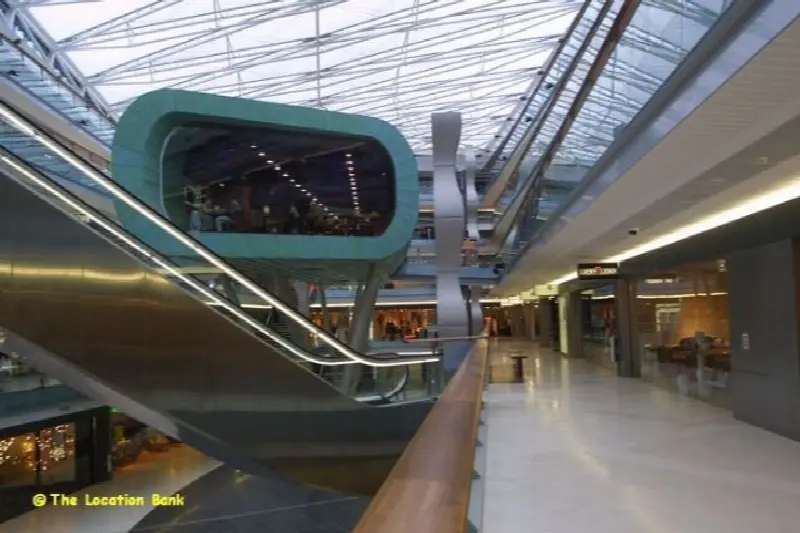 Modern overdekt winkelcentrum met roltrappen