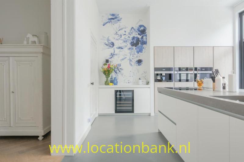 witte keuken met kookeiland