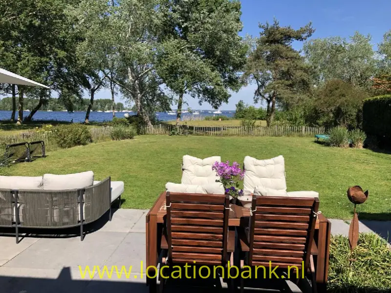 tuin met uitzicht op water