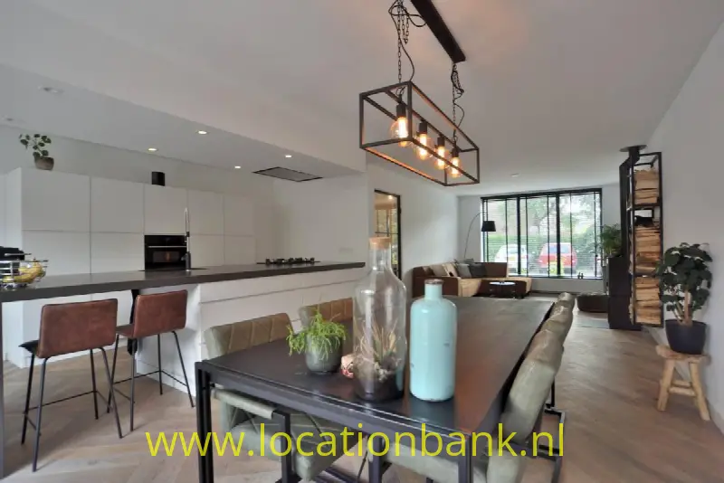 Eettafel in open keuken