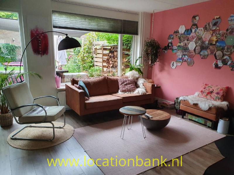 woonkamer met roze muur