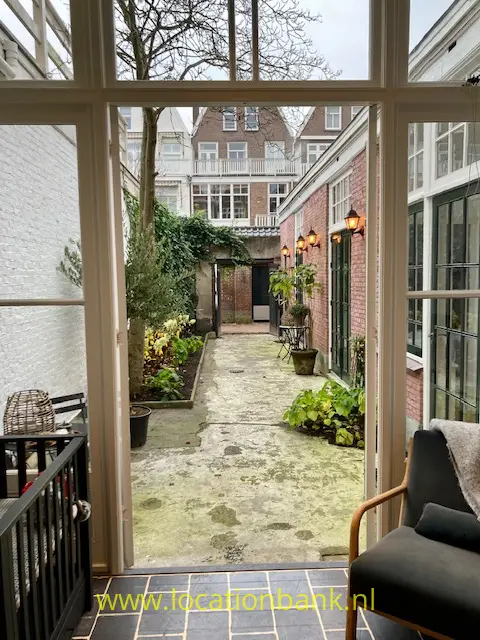 Serre met openslaande deuren naar de tuin 