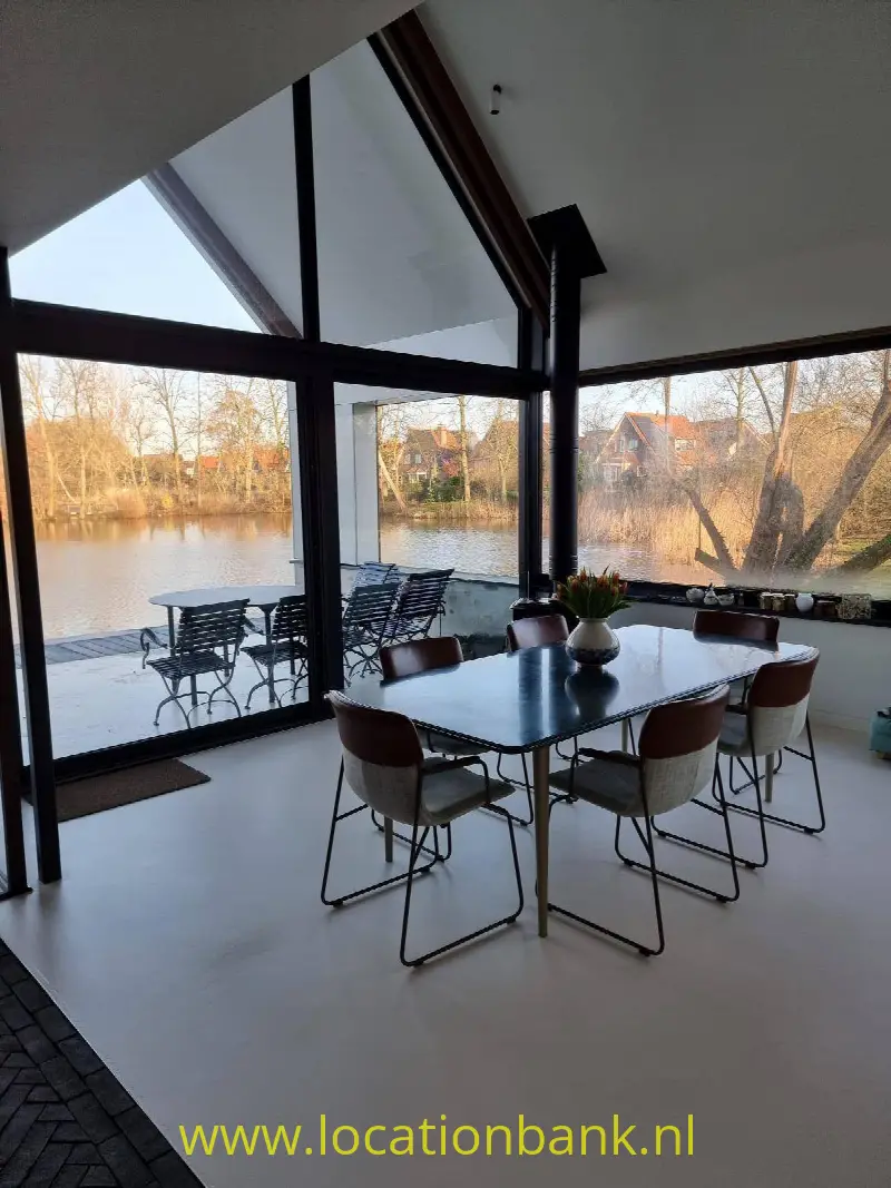 woonkamer aan het water