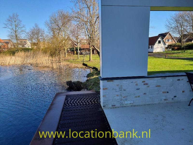 steiger aan het water