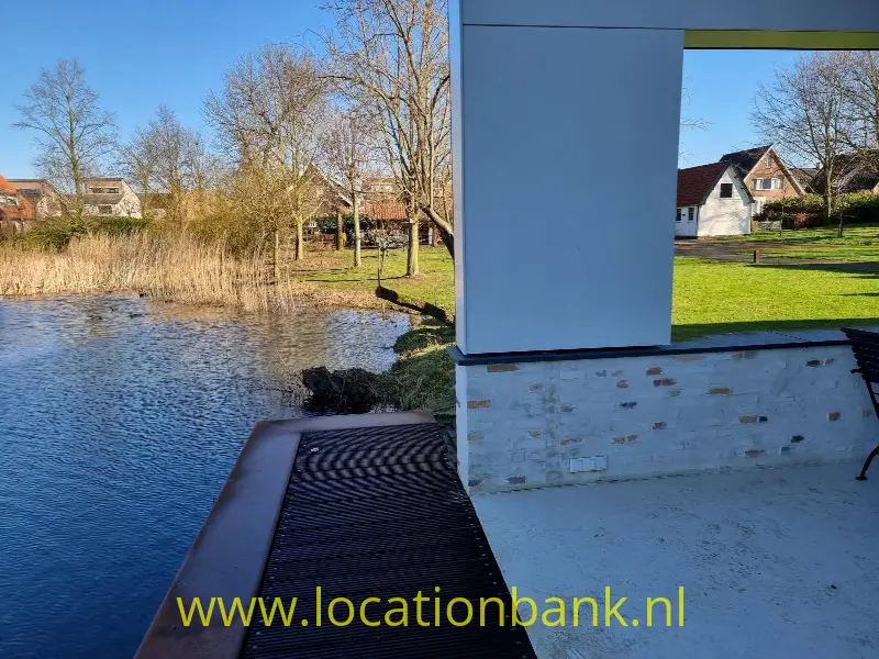 steiger aan het water