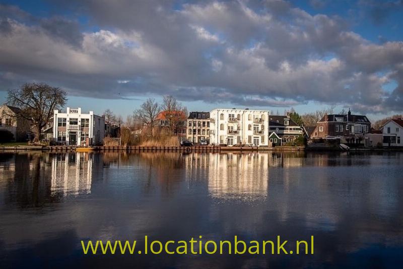 Het witte pakhuis vanaf de andere kant van de zaan