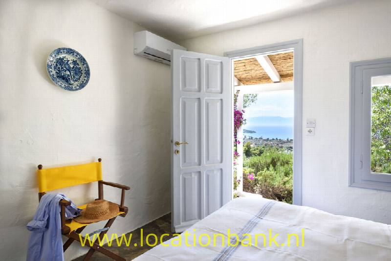 Master bedroom met see view
