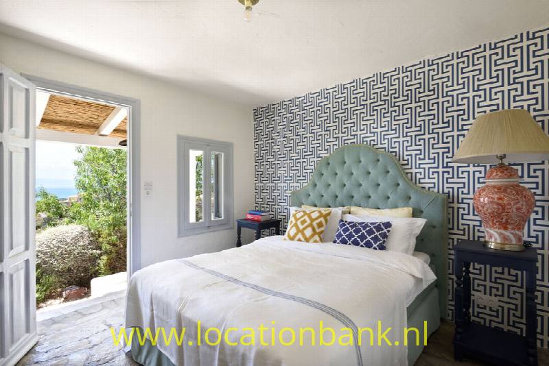 Master bedroom met see view