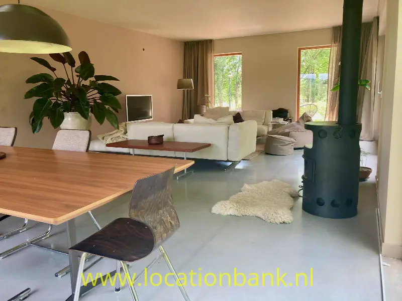 open living area 8