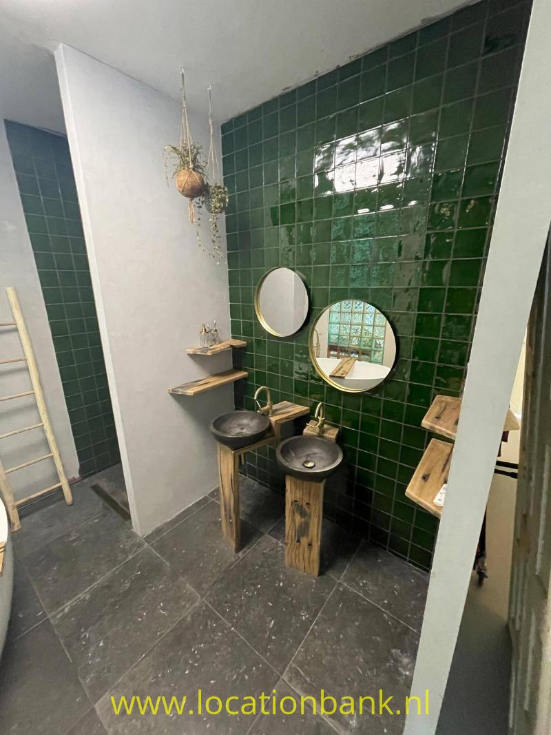 badkamer met groene tegels