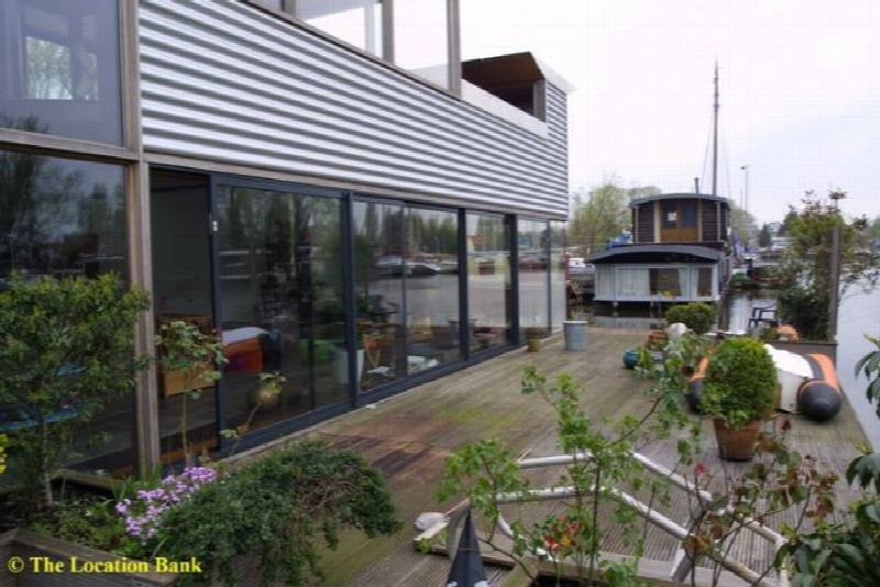 Moderne High Tech woonboot