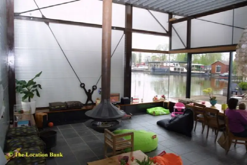 Woonkamer met uitzicht op water