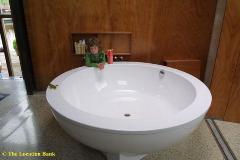 Moderne open badkamer met rond bad