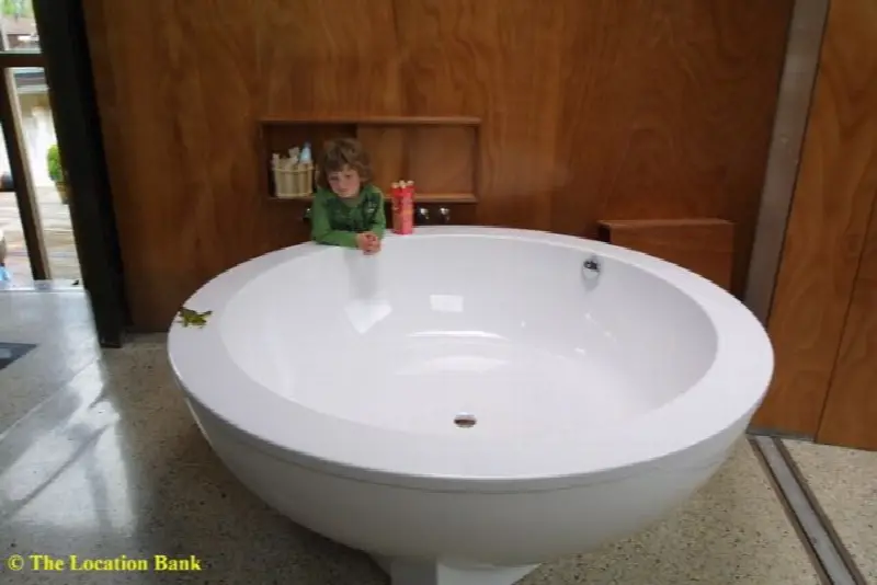 Moderne open badkamer met rond bad