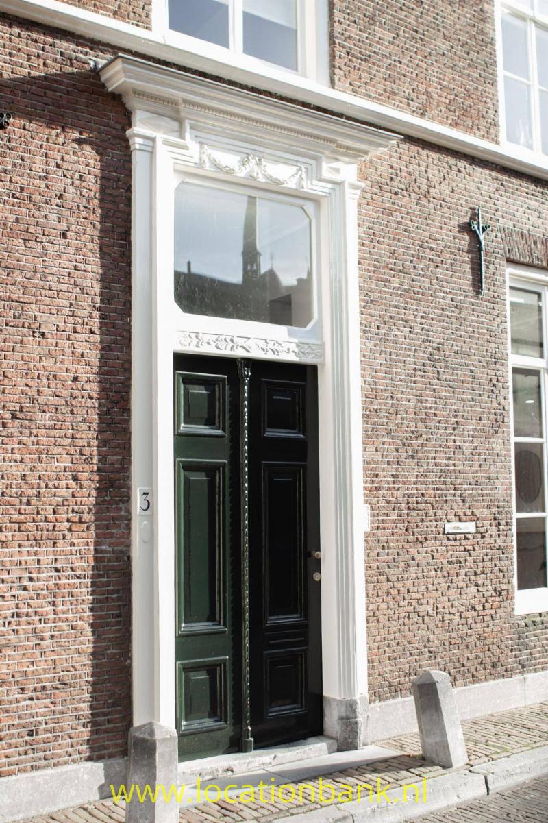 De voordeur met authentieke details.