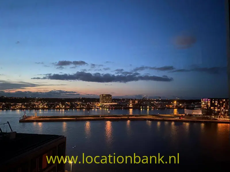 Uitzicht over IJ in de avond/schemering