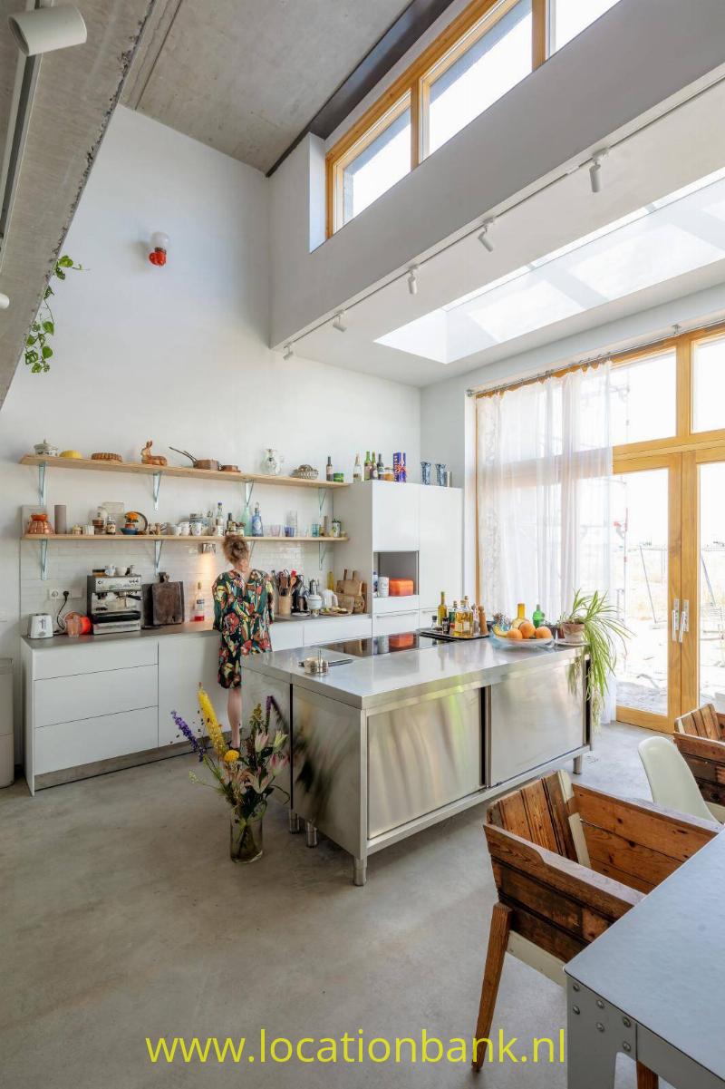 Keuken vanaf de opgang naar de woonkamer