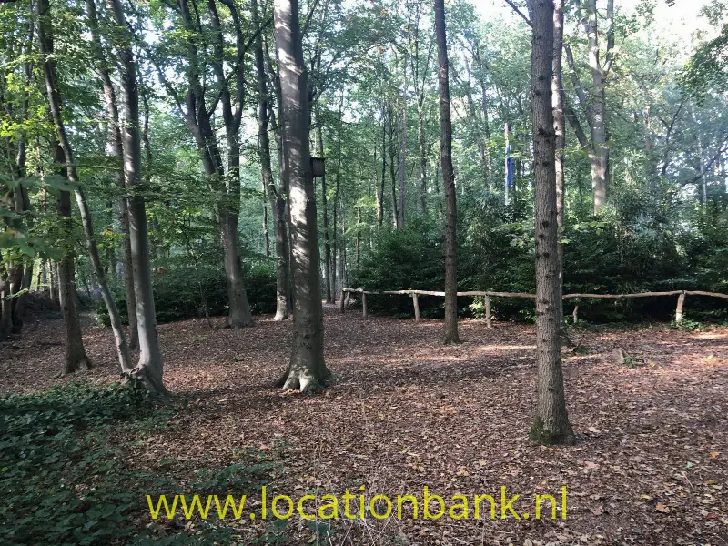 Buitenkant grote kampvuur kuil