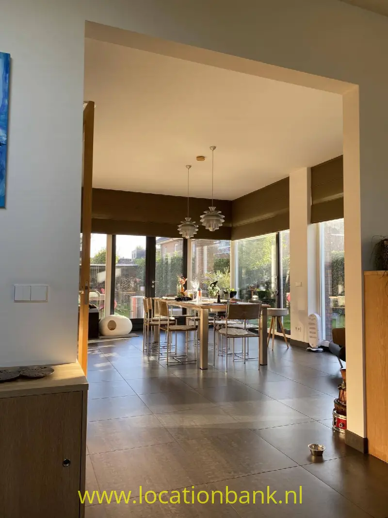 Eetruimte vanaf de lounge gefotografeerd.