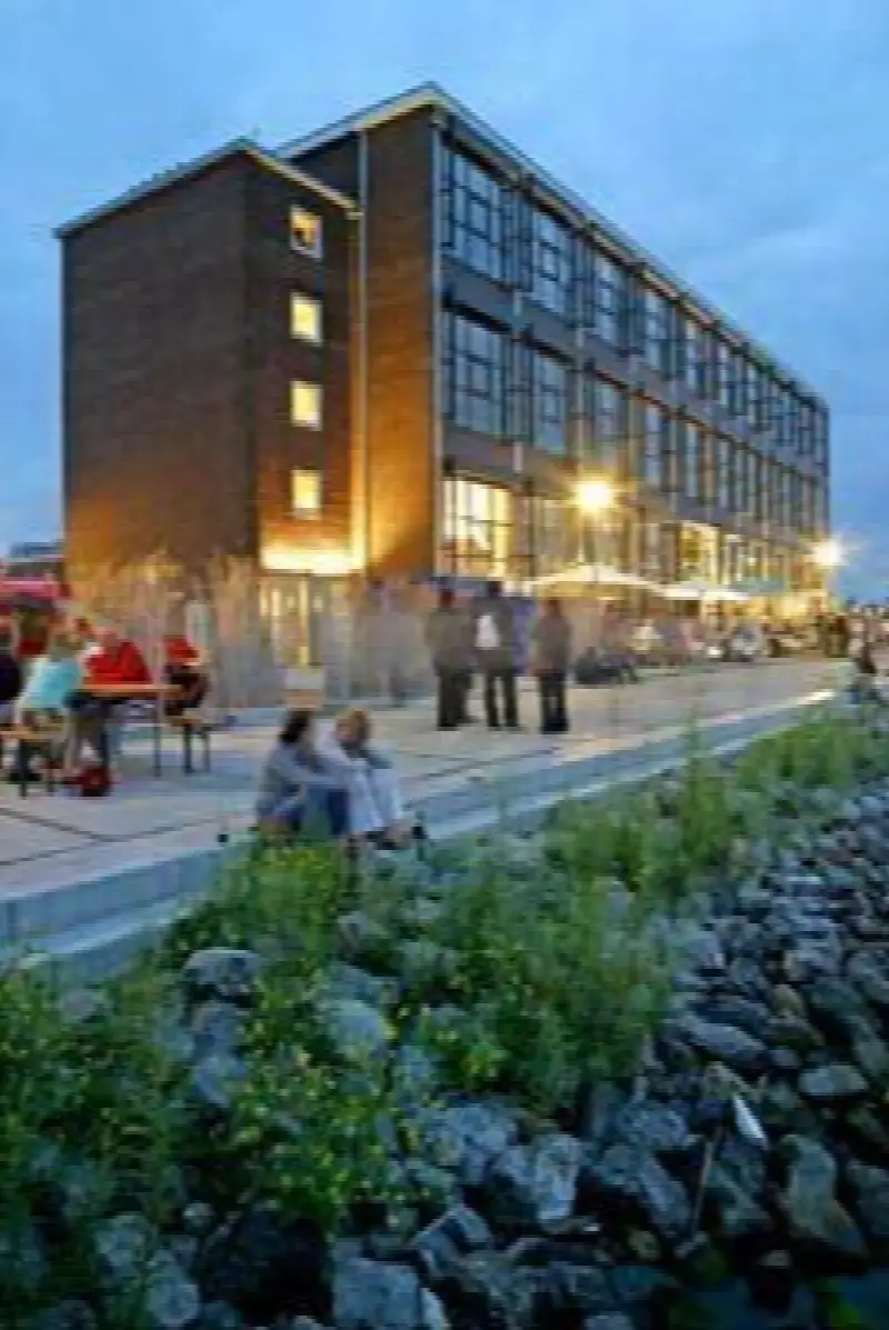 Modern restaurant gebouw met uitzicht over de haven