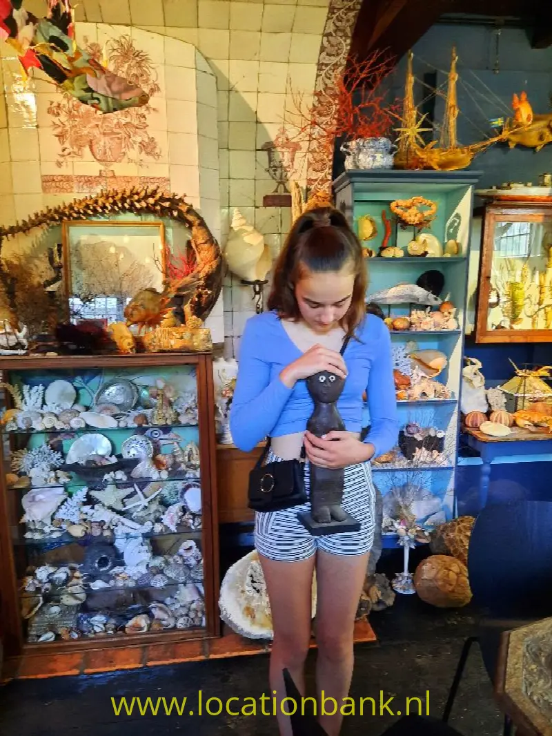 bezoeker museum met beeldje Timor