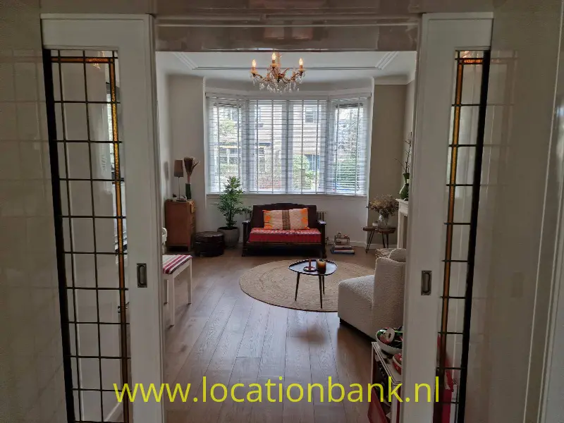 voorkamer met zithoek en openhaard