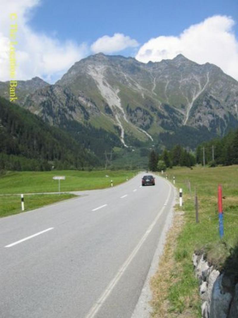 Bergpas haarspeld bochten bergweg