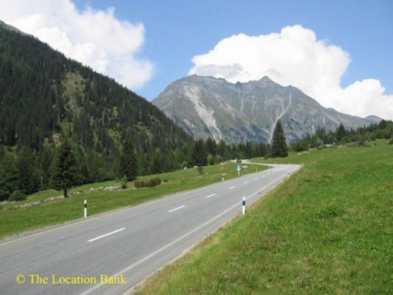 Bergpas haarspeld bochten bergweg